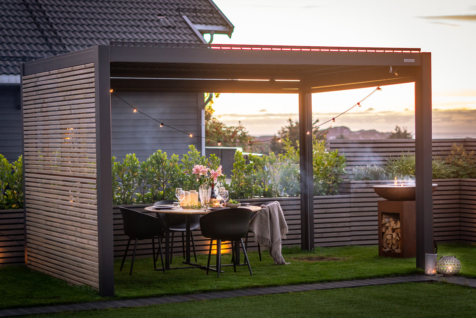 Pergola med tak og vegger