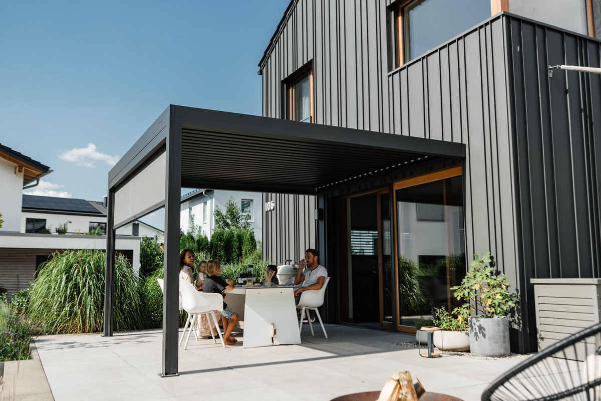 Veggmontert pergola i antrasitt