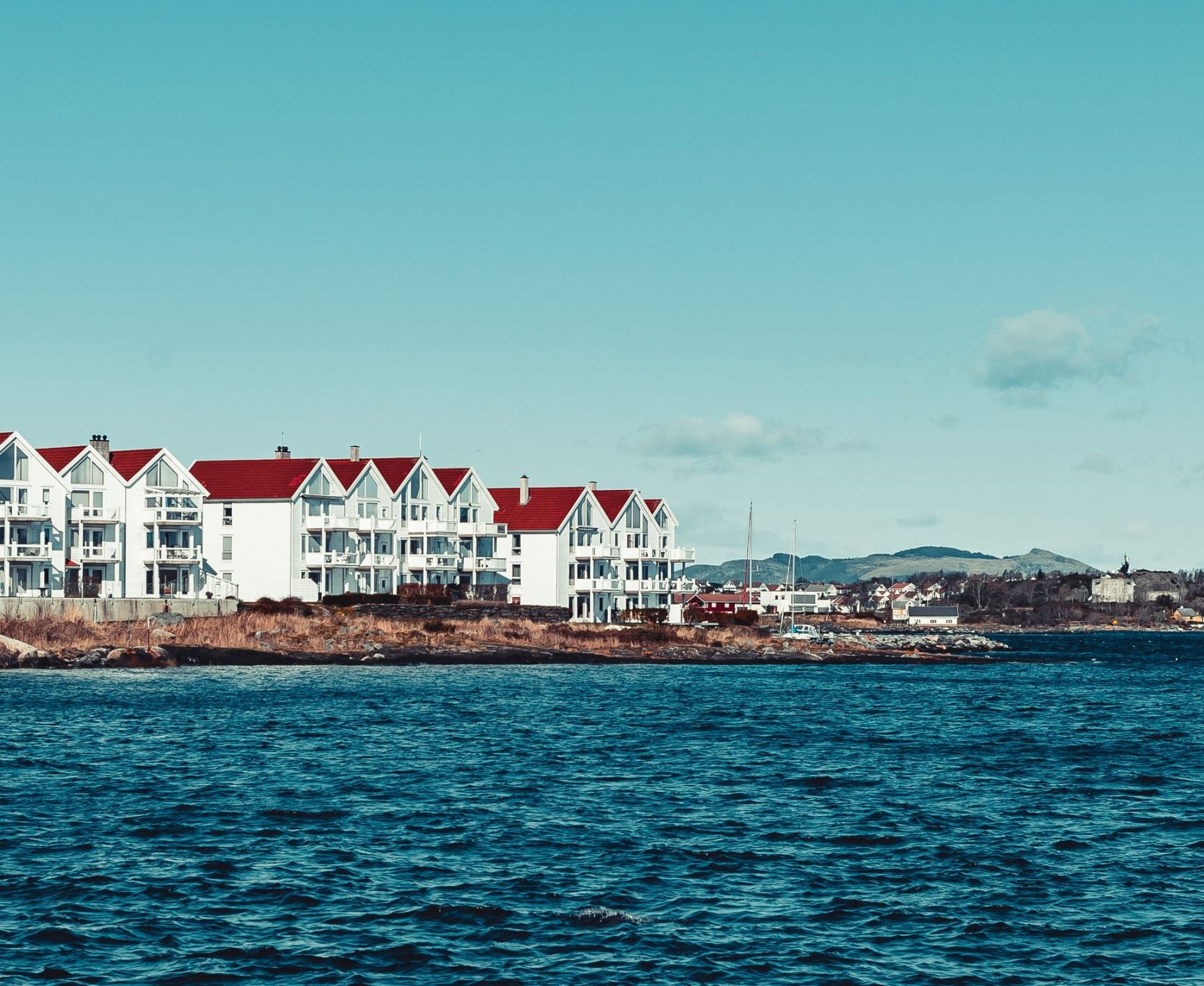 Stavanger sjøhus under blå himmel