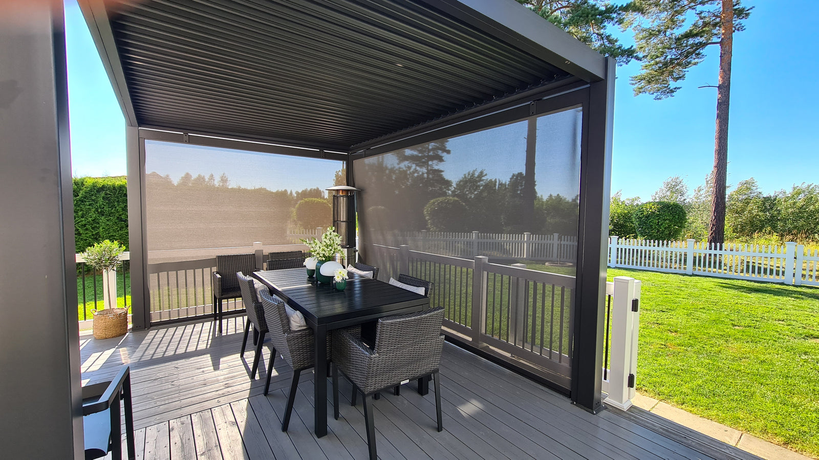 3x4 Pergolux pergola antrasitt med vegger på terrasse