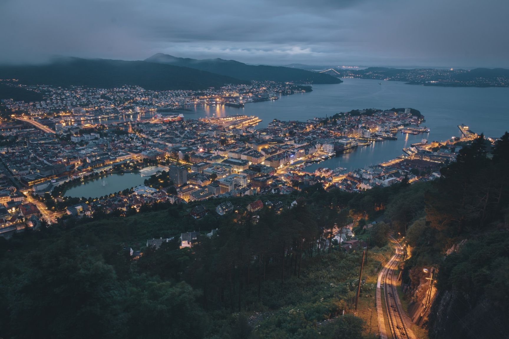Oversiktsbilde over Bergen om kvelden