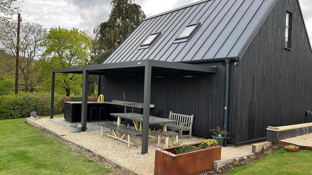 To pergolaer ved siden av hverandre