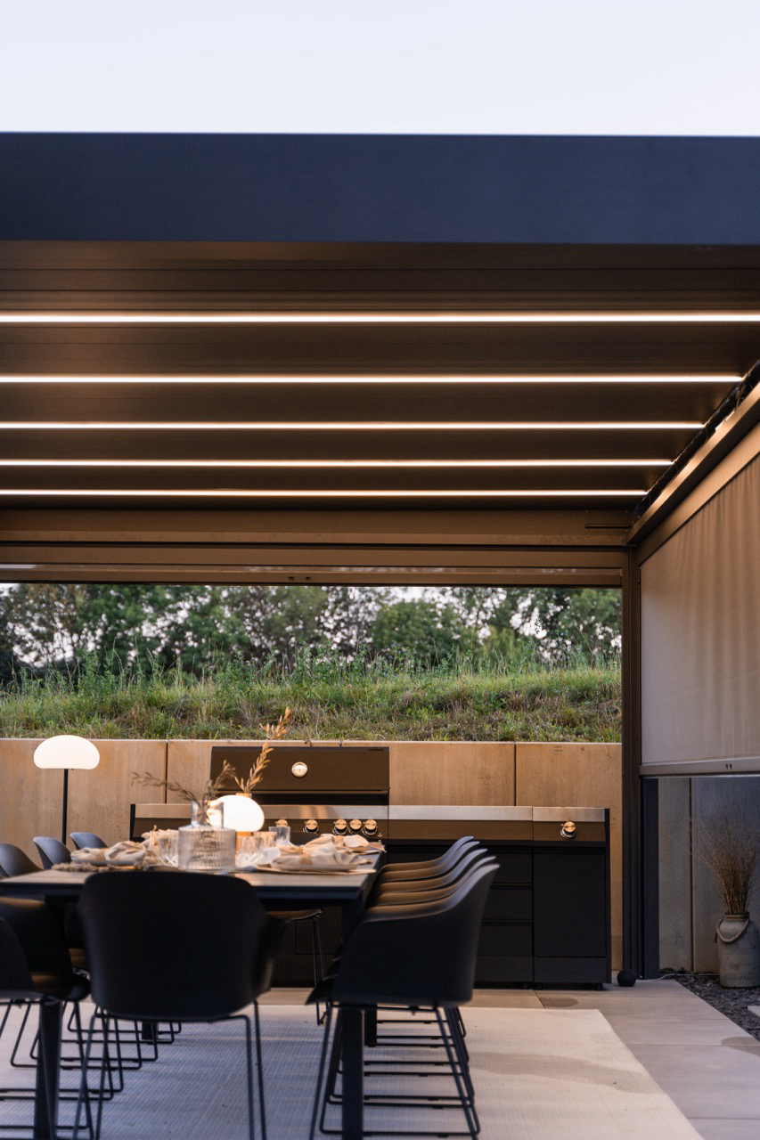 Utekjøkken under pergola med tak
