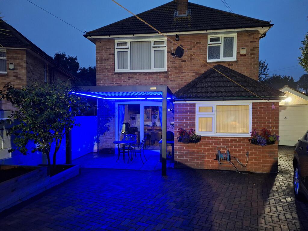 Pergola med blått lys