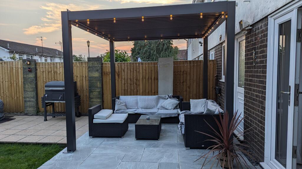 Pergola med lyslenke