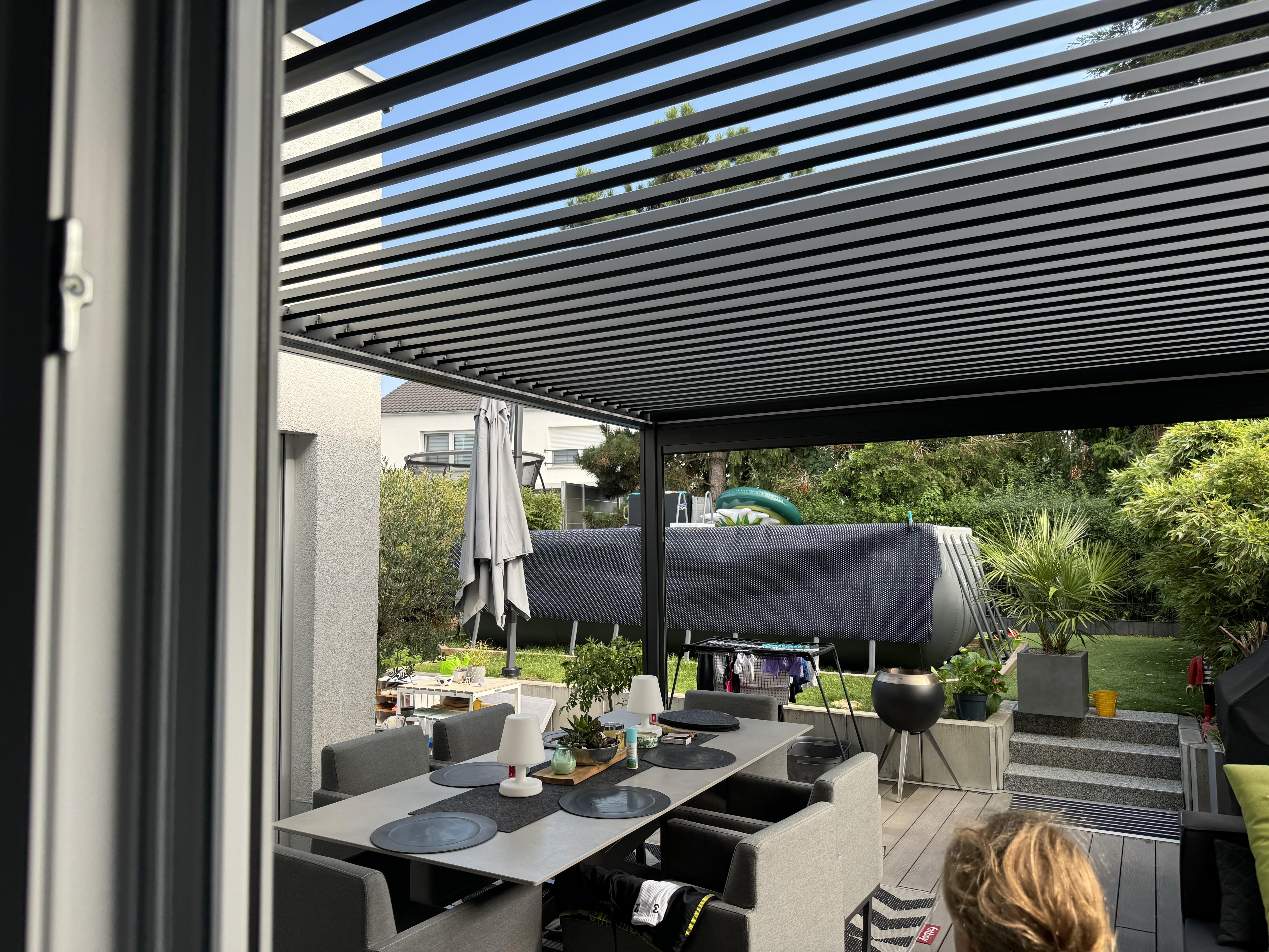 Pergola med åpne lameller