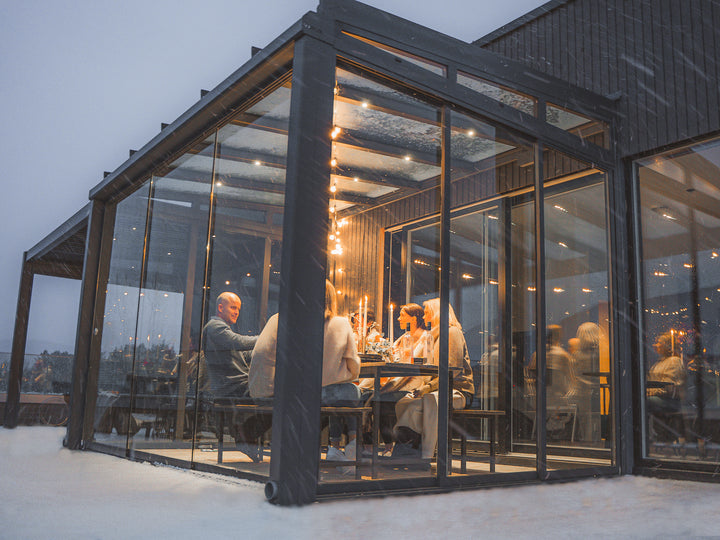 Pergolux Crystal LED lys. Koselig besøk på en vinterkveld.