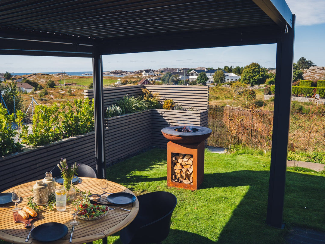 Pergolux cortenstål grill under en 3x4 pergola i sollys