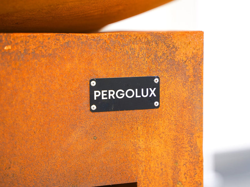 Pergolux cortenstål grill nærbilde av logo